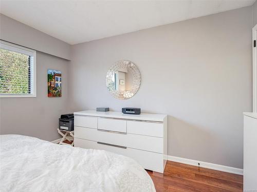 292 Memorial Cres South, Victoria, BC - Indoor Photo Showing Bedroom