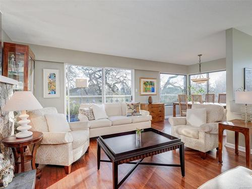 292 Memorial Cres South, Victoria, BC - Indoor Photo Showing Living Room