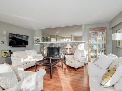 292 Memorial Cres South, Victoria, BC - Indoor Photo Showing Living Room With Fireplace