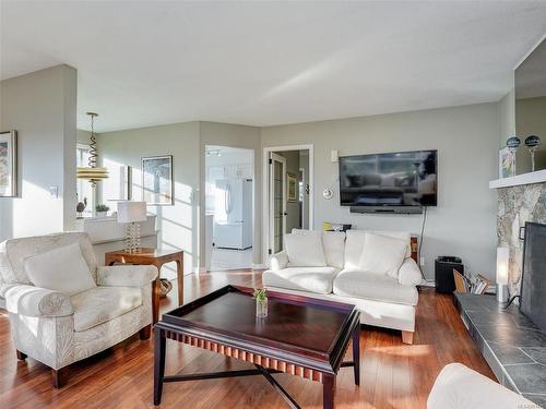 292 Memorial Cres South, Victoria, BC - Indoor Photo Showing Living Room With Fireplace