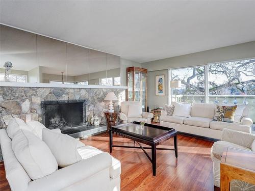 292 Memorial Cres South, Victoria, BC - Indoor Photo Showing Living Room With Fireplace