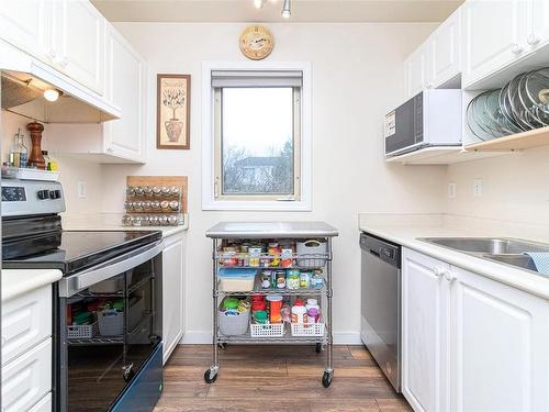 303-3157 Tillicum Rd, Saanich, BC - Indoor Photo Showing Kitchen