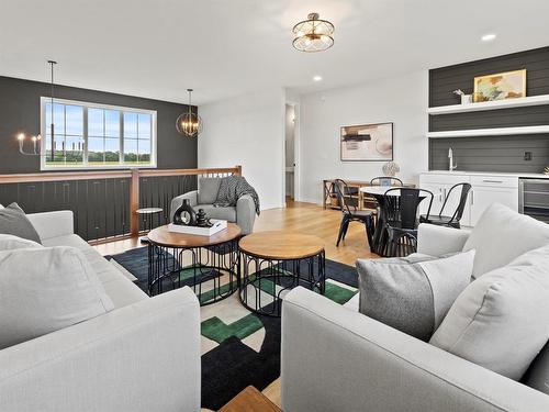 6 Ammeter Bay, Headingley, MB - Indoor Photo Showing Living Room