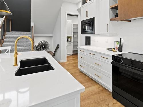 6 Ammeter Bay, Headingley, MB - Indoor Photo Showing Kitchen With Double Sink