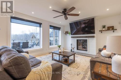 3690 Dutch Lane, Lincoln (983 - Escarpment), ON - Indoor Photo Showing Living Room With Fireplace