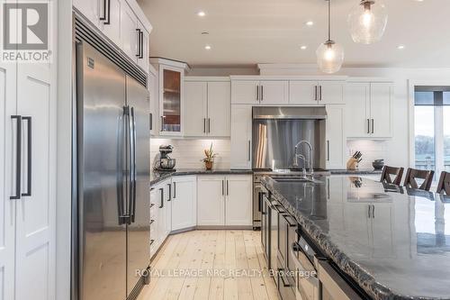 3690 Dutch Lane, Lincoln (983 - Escarpment), ON - Indoor Photo Showing Kitchen With Upgraded Kitchen