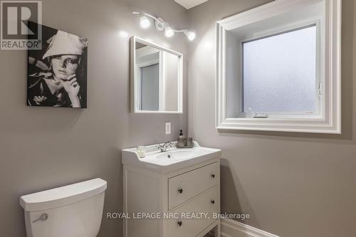 3690 Dutch Lane, Lincoln (983 - Escarpment), ON - Indoor Photo Showing Bathroom