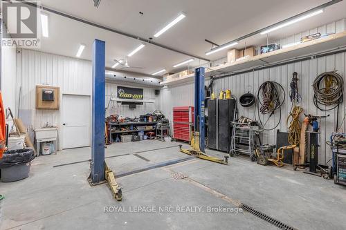 3690 Dutch Lane, Lincoln (983 - Escarpment), ON - Indoor Photo Showing Garage