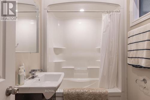 3690 Dutch Lane, Lincoln (983 - Escarpment), ON - Indoor Photo Showing Bathroom