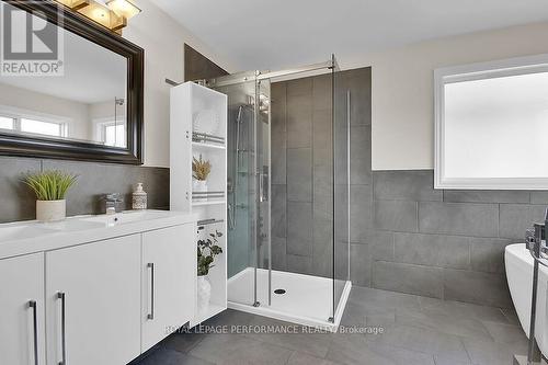 32 Rideaucrest Drive, Ottawa, ON - Indoor Photo Showing Bathroom