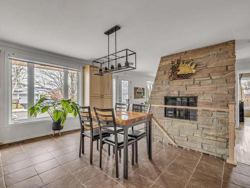 Dining room - 621 Rue Hector-Fabre, Lévis (Desjardins), QC - Indoor Photo Showing Dining Room With Fireplace