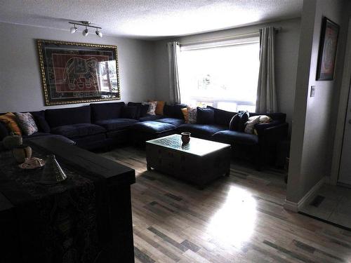 227 Kensington Drive, Thunder Bay, ON - Indoor Photo Showing Living Room