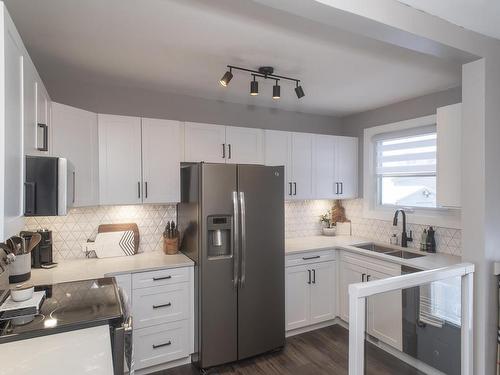 1319 Ford Street, Thunder Bay, ON - Indoor Photo Showing Kitchen With Double Sink With Upgraded Kitchen