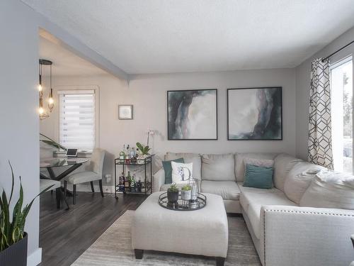 1319 Ford Street, Thunder Bay, ON - Indoor Photo Showing Living Room