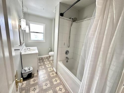 215 Marks Street N, Thunder Bay, ON - Indoor Photo Showing Bathroom