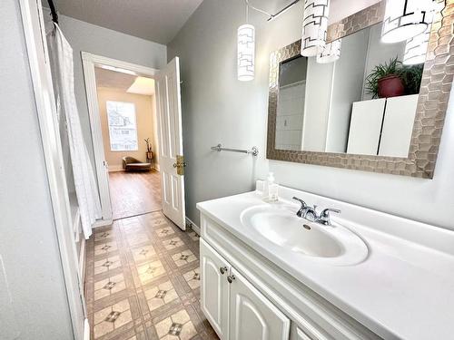 215 Marks Street N, Thunder Bay, ON - Indoor Photo Showing Bathroom