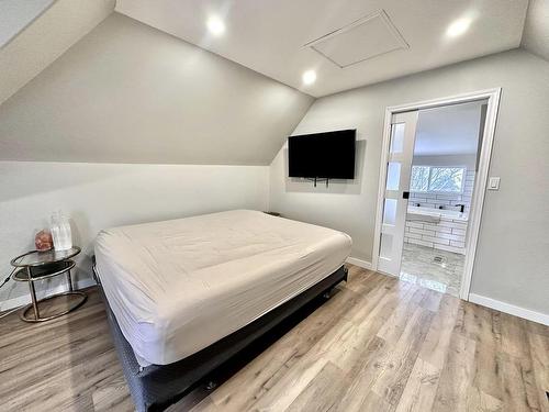 215 Marks Street N, Thunder Bay, ON - Indoor Photo Showing Bedroom