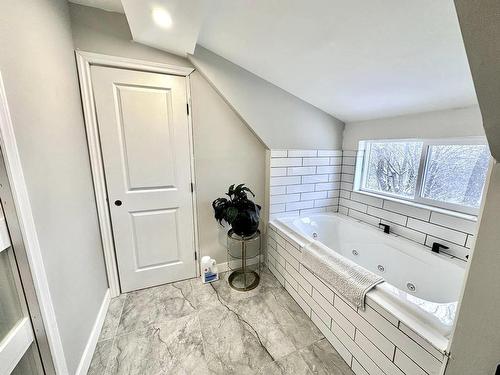 215 Marks Street N, Thunder Bay, ON - Indoor Photo Showing Bathroom