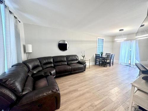 215 Marks Street N, Thunder Bay, ON - Indoor Photo Showing Living Room