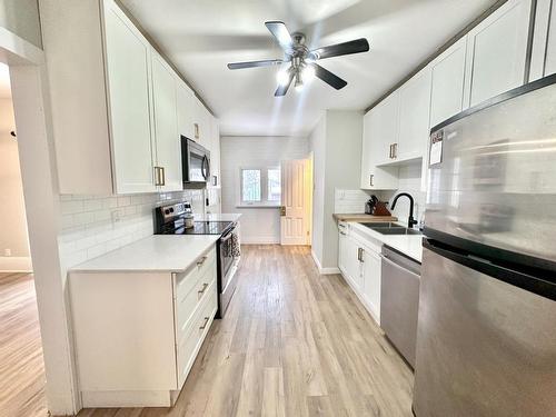 215 Marks Street N, Thunder Bay, ON - Indoor Photo Showing Kitchen With Double Sink With Upgraded Kitchen