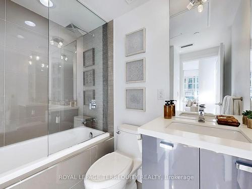 313-32 Davenport Rd, Toronto, ON - Indoor Photo Showing Bathroom