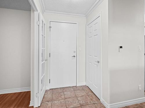 1518-3880 Duke Of York Blvd, Mississauga, ON - Indoor Photo Showing Other Room