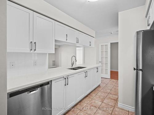 1518-3880 Duke Of York Blvd, Mississauga, ON - Indoor Photo Showing Kitchen With Double Sink With Upgraded Kitchen