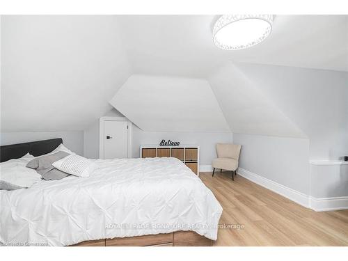 62 East 14Th St, Hamilton, ON - Indoor Photo Showing Bedroom