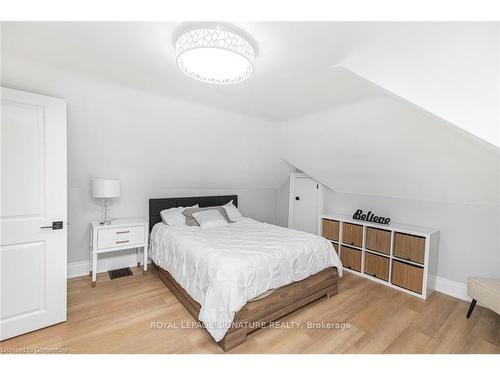 62 East 14Th St, Hamilton, ON - Indoor Photo Showing Bedroom