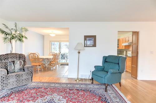 4811 Bulman Road, Kelowna, BC - Indoor Photo Showing Living Room