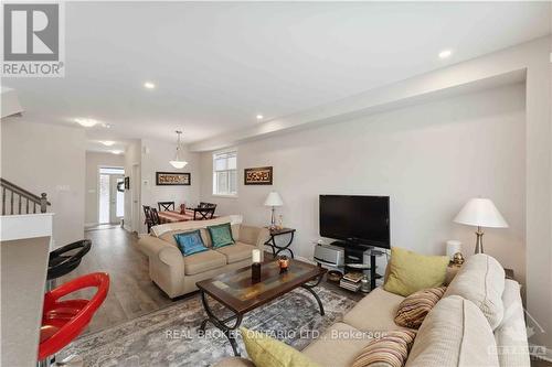 510 Prominence Way, Ottawa, ON - Indoor Photo Showing Living Room