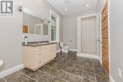 12 Fleet Street, Brantford, ON - Indoor Photo Showing Bathroom