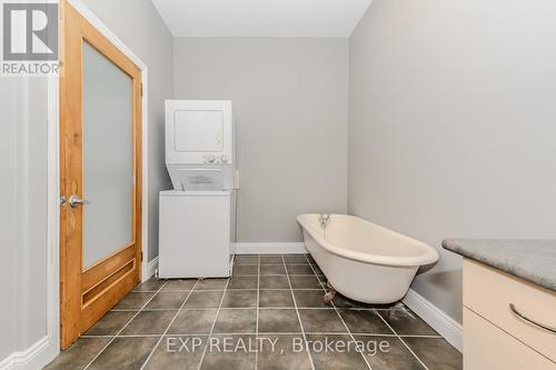 12 Fleet Street, Brantford, ON - Indoor