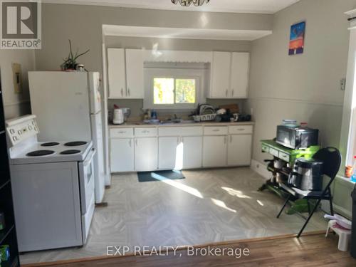 126 Chatham Street, Brantford, ON - Indoor Photo Showing Kitchen