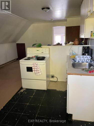 126 Chatham Street, Brantford, ON - Indoor Photo Showing Kitchen