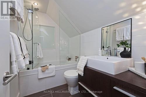 265 Hastings Avenue, Toronto, ON - Indoor Photo Showing Bathroom