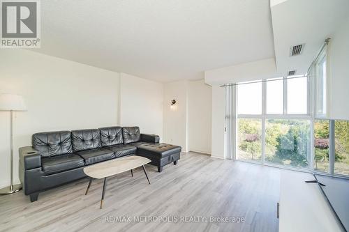 502 - 90 Dale Avenue, Toronto, ON - Indoor Photo Showing Living Room