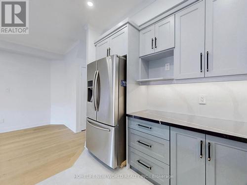 32 Arco Circle, Vaughan, ON - Indoor Photo Showing Kitchen