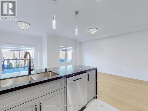 32 Arco Circle, Vaughan, ON - Indoor Photo Showing Kitchen