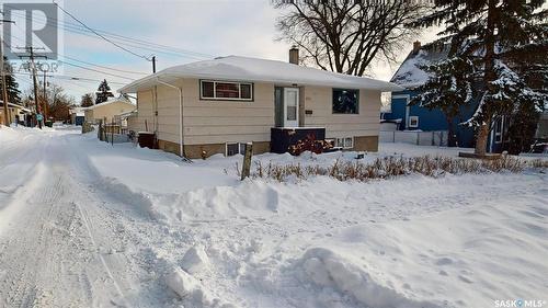 821 5Th Avenue Nw, Moose Jaw, SK - Outdoor