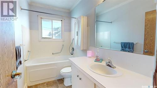 821 5Th Avenue Nw, Moose Jaw, SK - Indoor Photo Showing Bathroom