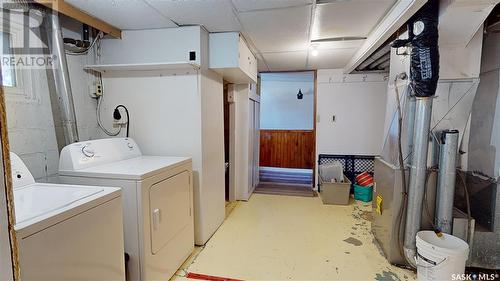 821 5Th Avenue Nw, Moose Jaw, SK - Indoor Photo Showing Laundry Room