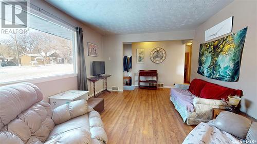 821 5Th Avenue Nw, Moose Jaw, SK - Indoor Photo Showing Living Room