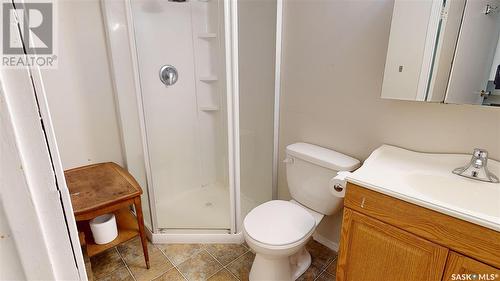 821 5Th Avenue Nw, Moose Jaw, SK - Indoor Photo Showing Bathroom