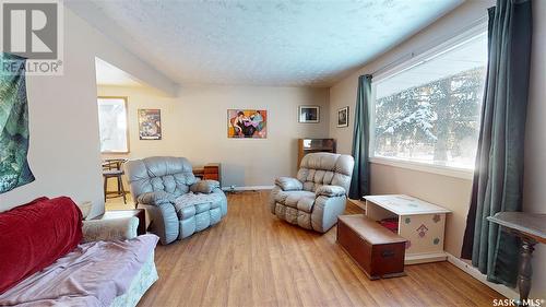 821 5Th Avenue Nw, Moose Jaw, SK - Indoor Photo Showing Living Room