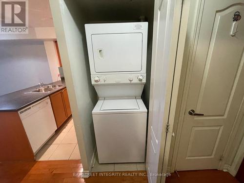 1010 - 1 Elm Drive, Mississauga, ON - Indoor Photo Showing Laundry Room