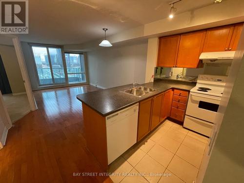 1010 - 1 Elm Drive, Mississauga, ON - Indoor Photo Showing Kitchen With Double Sink