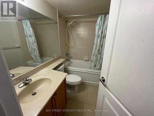 1010 - 1 Elm Drive, Mississauga, ON - Indoor Photo Showing Bathroom