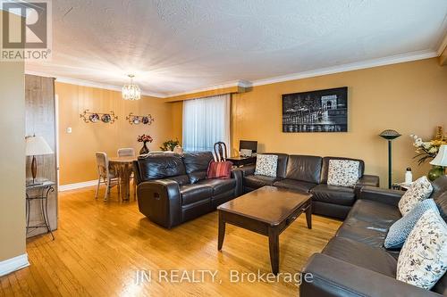 127 Verobeach Boulevard, Toronto, ON - Indoor Photo Showing Living Room