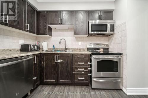 41 Lincoln Court, Brampton, ON - Indoor Photo Showing Kitchen With Double Sink